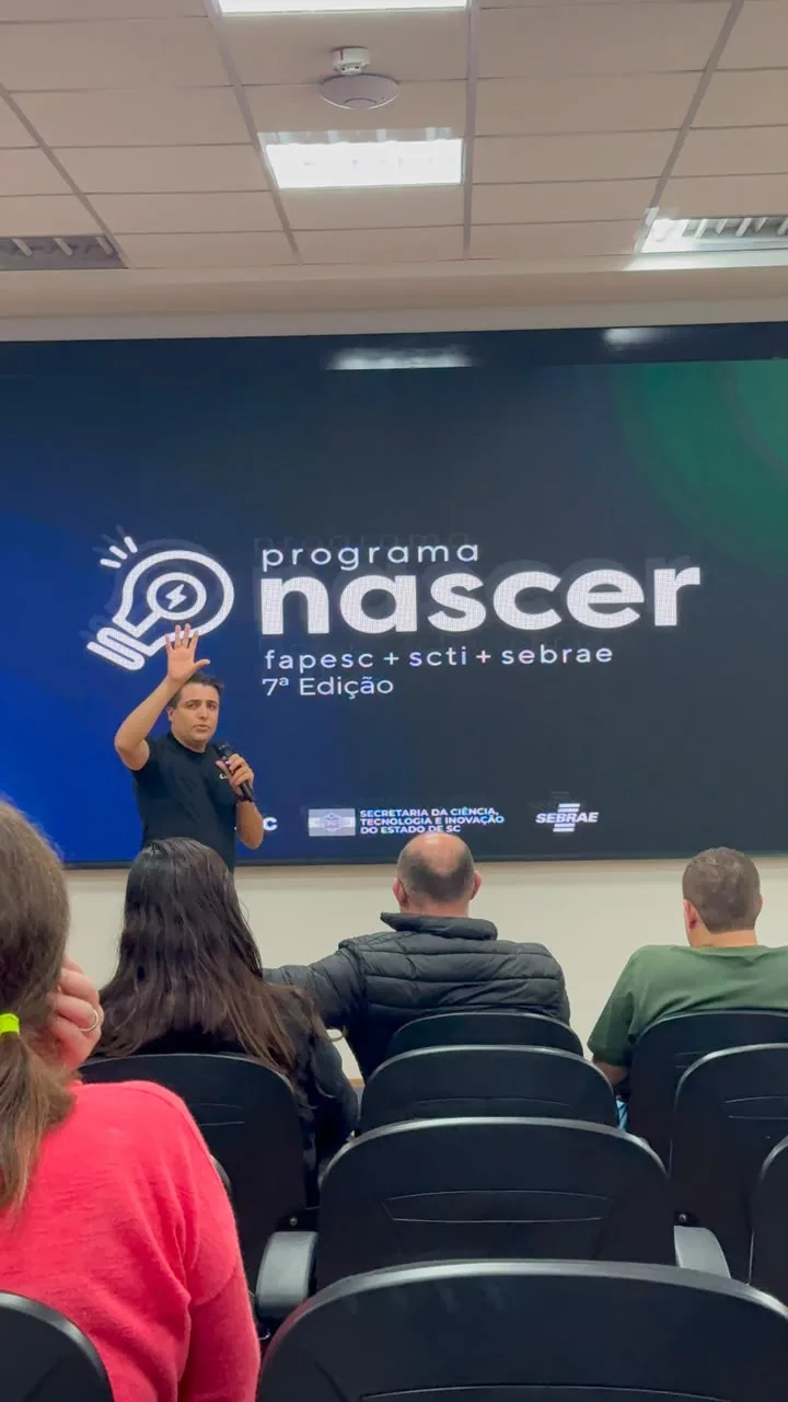 Michael Salomon pitching on stage at Programa Nascer